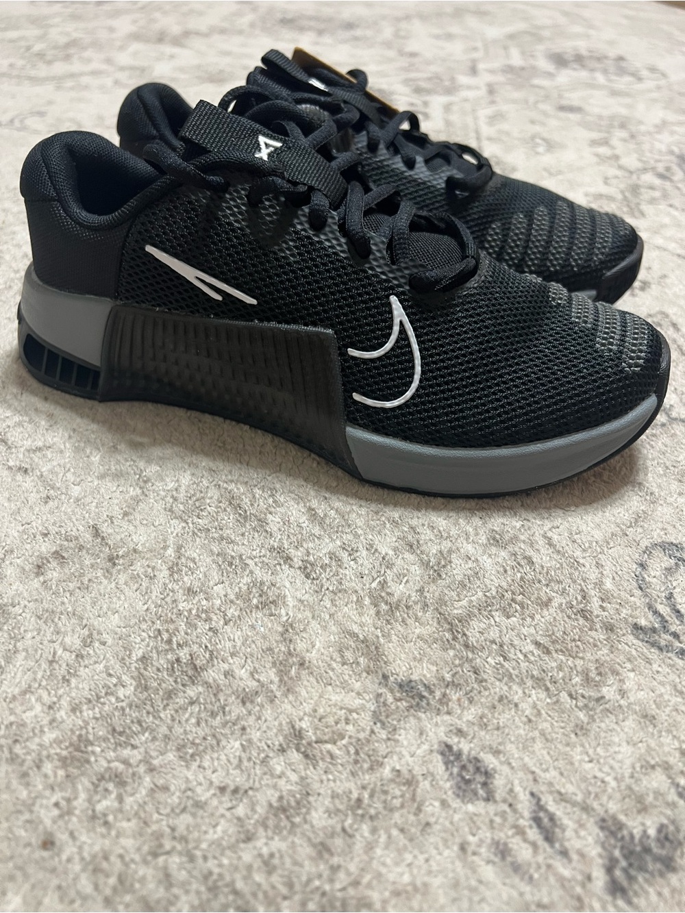 Nike Women's Black and Gray Athletic Shoes